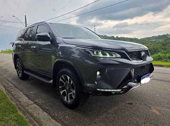 TOYOTA HILUX SW4 2.8 D-4D TURBO DIESEL DIAMOND 7L 4X4 AUTOMÁTICO